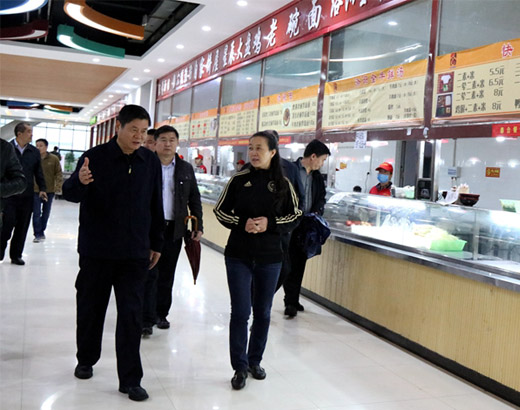 王雪云校长一行检查食堂
