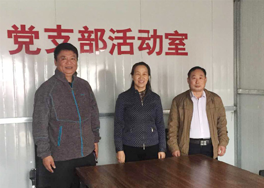 校长王雪云(中)到学校帮扶村调研慰问
