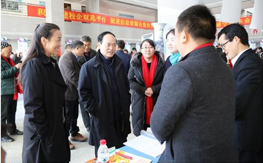 校党委书记李德平、校长王雪云与招聘单位负责人交谈