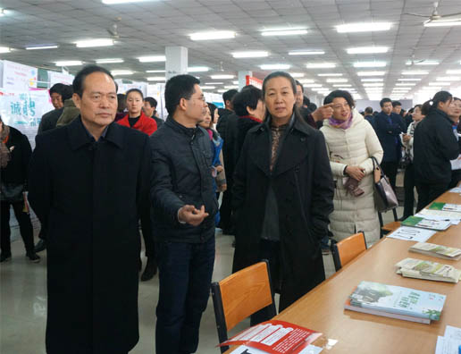 校党委书记李德平、校长王雪云亲临招聘会现场指导工作