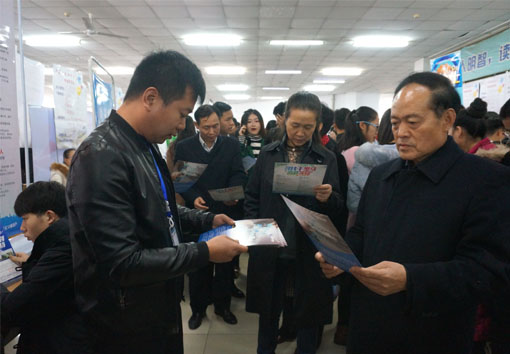 校党委书记李德平、校长王雪云了解用人单位情况