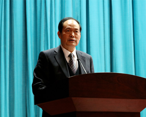 校党委书记李德平主持报告会