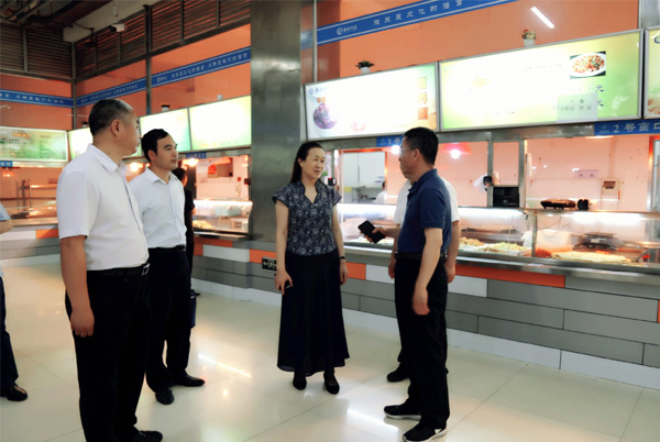 党委书记王雪云深入了解暑期食堂服务工作情况