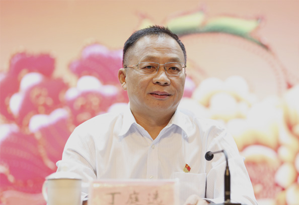 校长丁庭选主持表彰大会