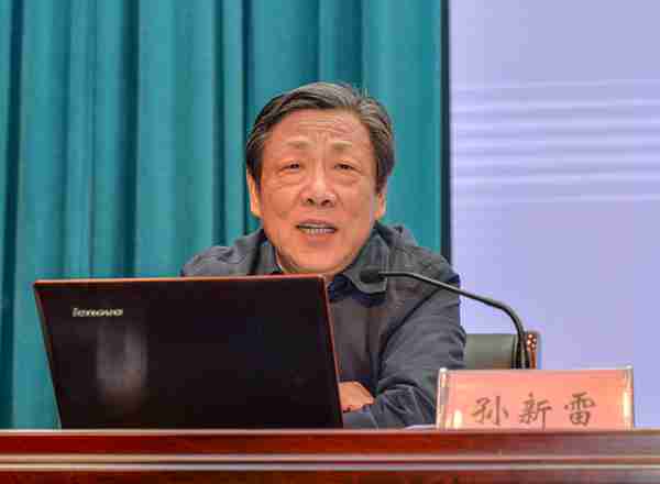 省政协经济委员会主任孙新雷为我校新生开讲学术第一课