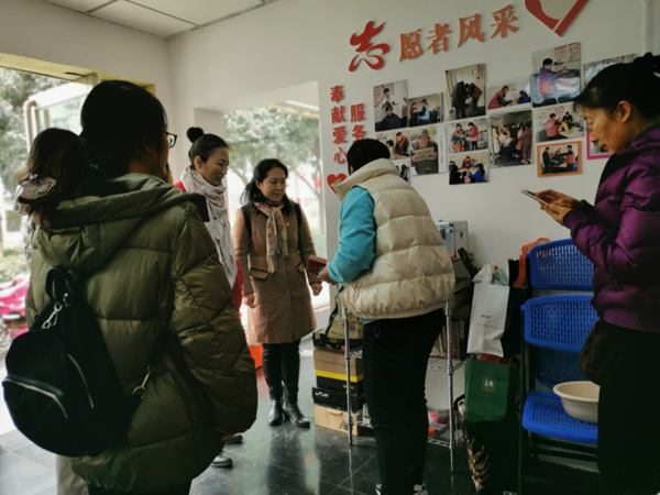 党员志愿者听取社区负责人杨子介绍情况
