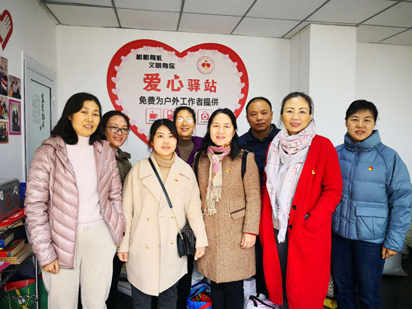 党员志愿者捐赠衣物后在爱心驿站合影