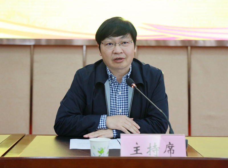 校长李学志主持会议并作总结讲话