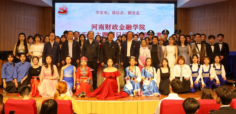 参加活动领导、师生合影留念