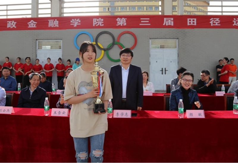校长李学志为女子乙组团队总分第一名颁奖