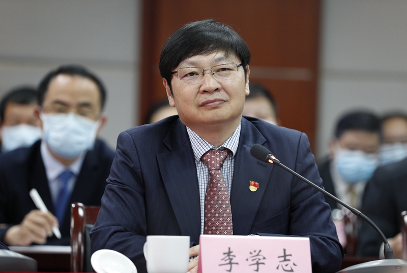 校长李学志主持汇报会