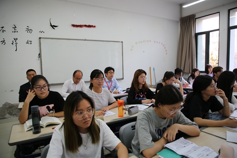 专家组查阅资料、听课