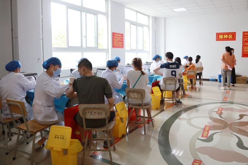 同学们有序进行疫苗接种