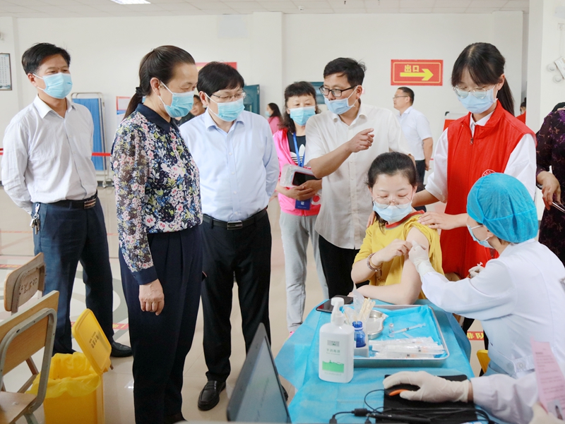 校领导王雪云、李学志、张风格到疫苗接种现场询问了解工作进展情况