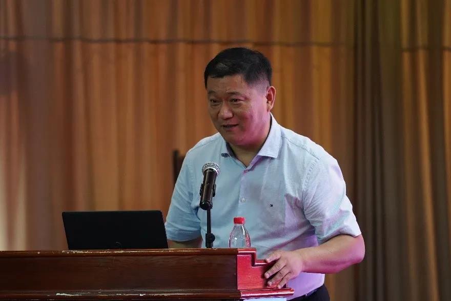郑州大学教务处副处长潘志峰主持会议
