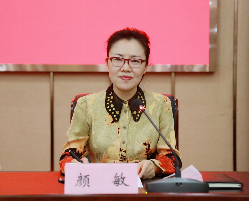 副校长颜敏主持开班仪式