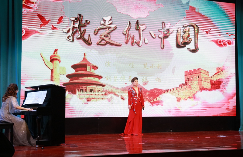 女生独唱《我爱你中国》