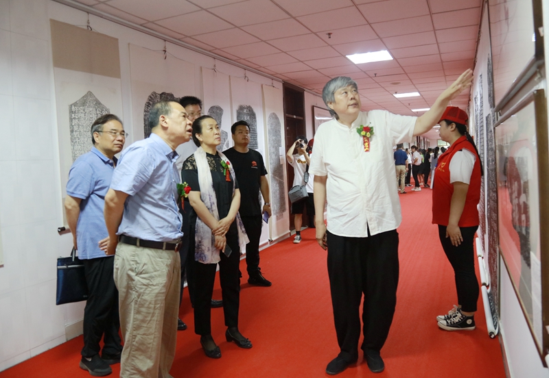 校领导与出席活动的嘉宾共同参观金石拓片展