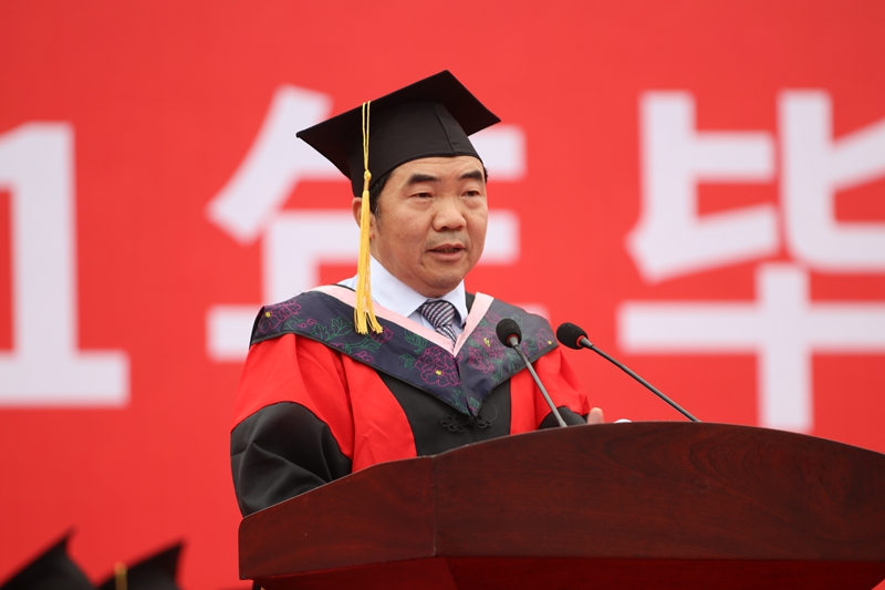 副校长王忠勇宣读《河南财政金融学院关于授予2021届普通全日制本科毕业生学士学位的决定》