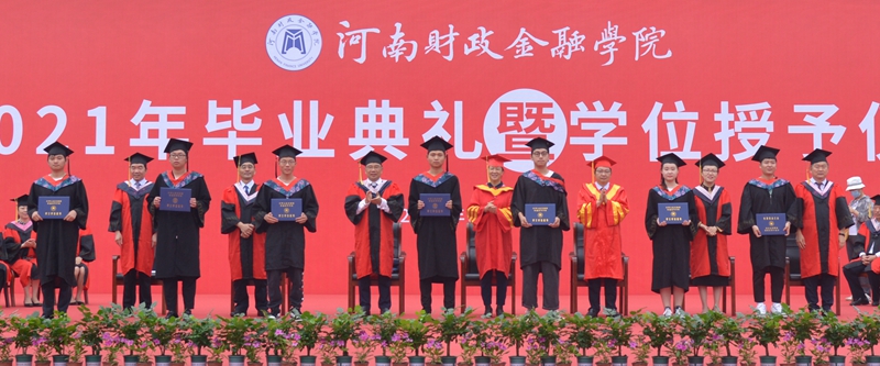 校领导分别为毕业生代表颁发证书并拨苏正冠