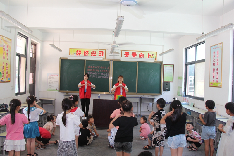 音乐学院志愿者为孩子们编排舞蹈