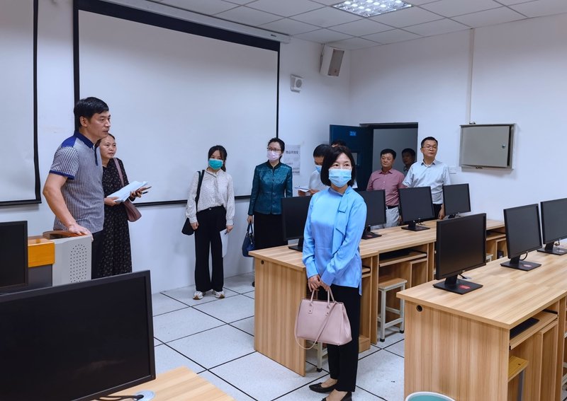 郑州市科技局基础研究与资源配置管理处长张伟一行来我校考察
