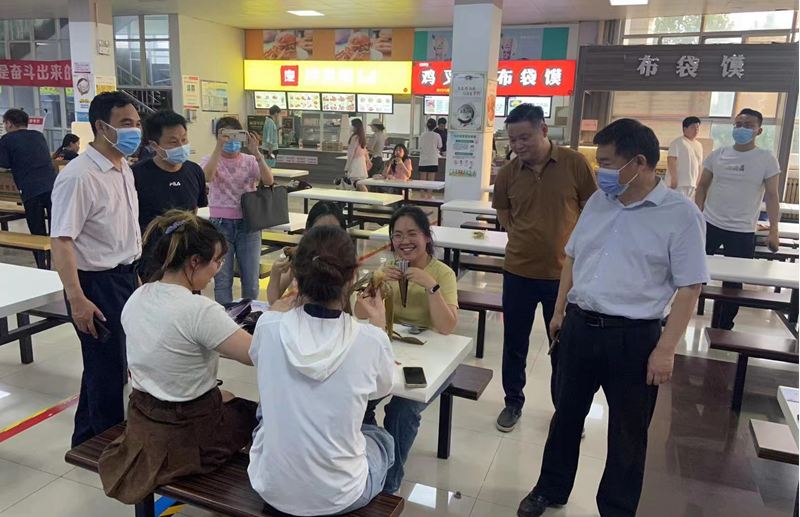 副校长王孝俊慰问同学们